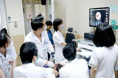 Đánh giá tình trạng bệnh cho bệnh nhi tại Bệnh viện Tai mũi họng. (Ảnh ANH PHƯƠNG)