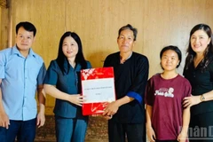 Lãnh đạo tỉnh Yên Bái trao quà cho người dân xã Lao Chải, huyện Mù Cang Chải. (Ảnh THANH SƠN)