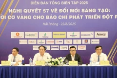 Chủ tọa điều hành Diễn đàn Tổng Biên tập lần thứ 7. (Ảnh TTXVN)