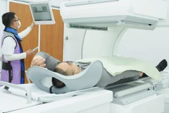 Tham gia bảo hiểm y tế bổ sung giúp người dân tăng cơ hội sử dụng dịch vụ y tế chất lượng cao, thiết bị y tế hiện đại khi ốm đau. (Ảnh THẾ ANH)