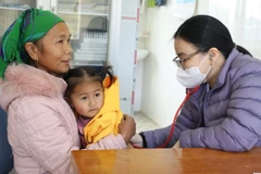 Các thầy thuốc Bệnh viện Đại học Y Hà Nội tham gia khám bệnh, tư vấn sức khỏe và cấp thuốc miễn phí cho người dân xã Pà Cò (Phú Thọ). (Ảnh BVCC)