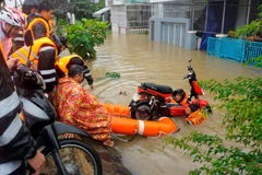 Cán bộ, chiến sĩ Đoàn Cảnh sát đặc nhiệm số 3 giúp nhân dân di dời tài sản trong mưa lũ.