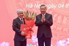 Tổng Bí thư Tô Lâm trao quyết định của Bộ Chính trị và tặng hoa chúc mừng đồng chí Đỗ Văn Chiến. (Ảnh: DUY LINH)