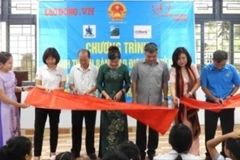 Các đại biểu cắt băng khánh thành bàn giao và đưa vào sử dụng công trình Trường tiểu học Ea Bông (điểm trường Buôn D'Ham). (Ảnh: BẢO TRUNG)
