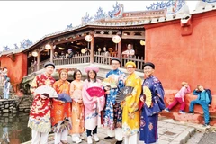 Du khách mặc Việt cổ phục khi khám phá phố cổ Hội An (Đà Nẵng).