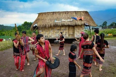 Một hoạt động sinh hoạt văn hóa truyền thống của người Tà Ôi. (Ảnh: THÀNH ĐẠT)