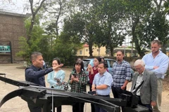 Kỹ sư Vũ Đình Thanh (ngoài cùng bên trái) giới thiệu thiết kế “Nỏ thần” phục dựng.