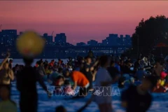 Người dân giải nhiệt tại công viên nước ở Seoul ngày 27/7/2025. (Ảnh: Yonhap/TTXVN)