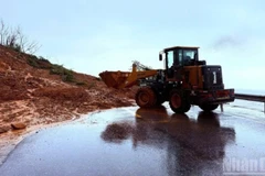 Tuyến đường ven biển đoạn đi qua xã Kỳ Xuân, Hải Ninh bị sạt lở, gây chia cắt.