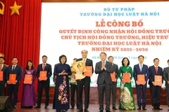 Phó Giáo sư, Tiến sĩ Tô Văn Hòa nhận quyết định công nhận Hiệu trưởng Trường đại học Luật Hà Nội.