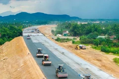 Nhà thầu Tập đoàn Đèo Cả thảm bê-tông nhựa mặt đường dự án Quảng Ngãi-Hoài Nhơn. (Ảnh: TUẤN LINH)