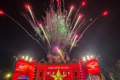 Pháo hoa rực rỡ tại Quảng trường Cách mạng Tháng Tám kỷ niệm 80 năm Cách mạng Tháng Tám thành công và Quốc khánh. Ảnh: Viết Thành.