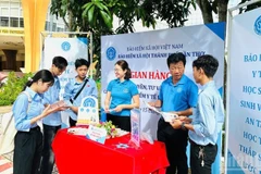 Tư vấn, giải đáp về chính sách bảo hiểm y tế học sinh, sinh viên cho các em sinh viên Trường đại học Nam Cần Thơ.