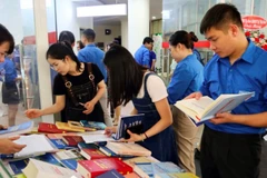 Độc giả tìm kiếm, lựa chọn sách về khoa học và công nghệ. (Ảnh THU GIANG)