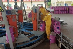 Công nhân chiết nạp gas tại Thành phố Hồ Chí Minh.