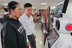 Người dân trải nghiệm hệ thống trí tuệ nhân tạo hỗ trợ tra cứu thông tin thủ tục hành chính tại Trung tâm phục vụ hành chính công phường Sầm Sơn.