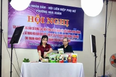 Bà Trần Thị Thông (75 tuổi) tham gia tập huấn kinh doanh trên nền tảng số.