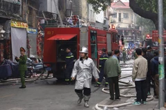 Lực lượng chức năng có mặt tại hiện trường khẩn trương dập tắt đám cháy.