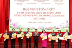 Đồng chí Nguyễn Xuân Thắng, Ủy viên Bộ Chính trị, Giám đốc Học viện Chính trị quốc gia Hồ Chí Minh, Chủ tịch Hội đồng Lý luận Trung ương, Phó Trưởng ban Chỉ đạo 35 Trung ương, Trưởng ban Chỉ đạo cuộc thi trao Bằng khen tặng các tập thể có nhiều thành tích xuất sắc trong tổ chức Cuộc thi.