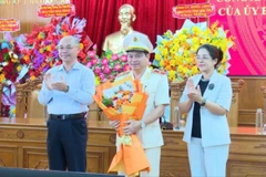 Lãnh đạo Tỉnh ủy và Ủy ban nhân dân tỉnh Đắk Lắk chúc mừng Thiếu tướng Phan Thanh Tám, Giám đốc Công an tỉnh Đắk Lắk.