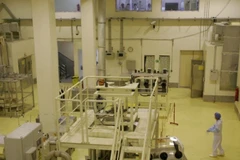 Nhân viên kỹ thuật Iran làm việc bên trong cơ sở hạt nhân Isfahan, nằm cách thủ đô Tehran khoảng 420km về phía Nam. (Ảnh: The Times of Israel/TTXVN)