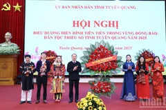 Lãnh đạo tỉnh Tuyên Quang tặng hoa chúc mừng hội nghị.