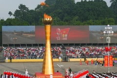 Nghi thức rước đuốc truyền thống, thắp sáng đài lửa truyền thống cách mạng. (Ảnh: THẾ ĐẠI)