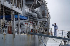 Thủy thủ tàu USS Robert Smalls chào đón các phóng viên tham gia tác nghiệp trong sáng ngày 10/12.