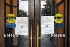 Thông báo đóng cửa tạm thời tại Bảo tàng Lịch sử Tự nhiên Quốc gia ở Washington, D.C., Mỹ, ngày 12/10/2025. (Ảnh: THX/TTXVN)