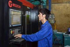 Vận hành dây chuyền gia công cơ khí tại Công ty Tomerco An Khang, Cụm công nghiệp Ngọc Liệp (Hà Nội). (Ảnh TUỆ NGHI)