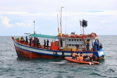 Cảnh sát biển Việt Nam tiếp cận kiểm tra tàu cá trên vùng biển giáp ranh Việt Nam-Thái Lan.