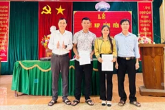 Quần chúng ưu tú Kha Văn Tú và Lương Thị Kim trong Lễ kết nạp Đảng vào tháng 5/2025. (Ảnh: Đoàn xã thị trấn Thạch Giám)