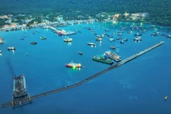 Tàu đánh bắt neo đậu trên biển An Giang.