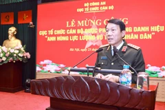 Bộ trưởng Lương Tam Quang chúc mừng và biểu dương những chiến công, thành tích của Cục Tổ chức cán bộ. (Ảnh: cand.com.vn)