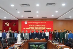 Các chuyên gia, nhà khoa học chụp ảnh kỷ niệm tại Hội thảo Khoa học xã hội và nhân văn với sứ mệnh bảo vệ nền tảng tư tưởng của Đảng trong kỷ nguyên mới, do Viện Hàn lâm Khoa học xã hội Việt Nam tổ chức, ngày 17/12/2025. (Ảnh: QUỲNH TRANG)