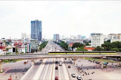 Tuyến metro Nhổn-Ga Hà Nội (đoạn trên cao Nhổn-Cầu Giấy) được đưa vào sử dụng góp phần giảm đáng kể lượng khí thải từ phương tiện cá nhân. (Ảnh MỸ HÀ)