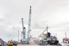 Bốc xếp hàng hóa tại Cảng Quy Nhơn, tỉnh Gia Lai. (Ảnh ĐỨC TÙNG)