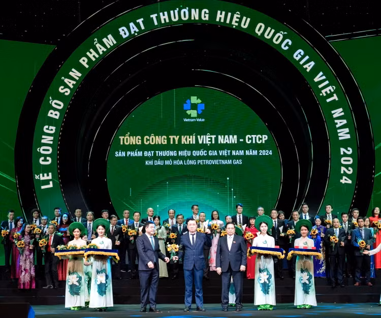 Ông Nguyễn Công Luận, Phó Tổng Giám đốc PV GAS nhận biểu trưng Thương hiệu Quốc gia 2024.