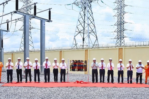 Các đại biểu thực hiện nghi thức gắn biển công trình “04 xuất tuyến 110kV sau trạm biến áp 220kV Phú Bình 2” – công trình tiêu biểu chào mừng Đại hội Đảng bộ EVN lần thứ IV, nhiệm kỳ 2025–2030. (Ảnh: EVNNPC)