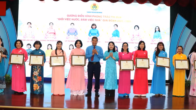 Các cá nhân "Giỏi việc nước, đảm việc nhà" được tuyên dương. 