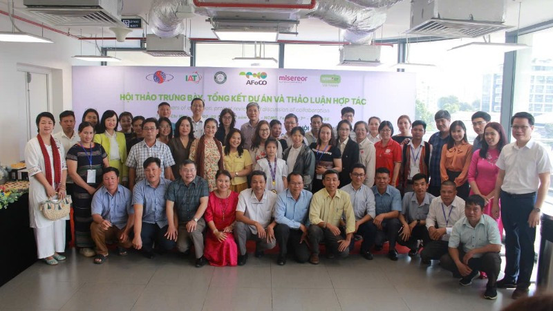 Các đại biểu tham dự Hội thảo chụp ảnh lưu niệm.