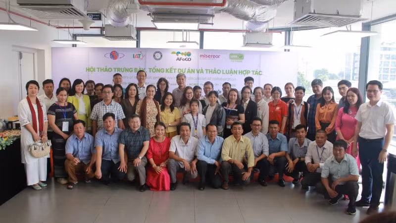 Các đại biểu tham dự Hội thảo chụp ảnh lưu niệm.