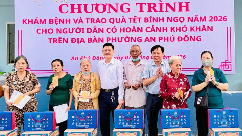 Ban tổ chức trao quà cho người dân có hoàn cảnh khó khăn trên địa bàn.