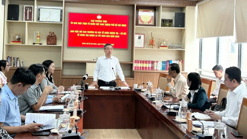 Đồng chí Nguyễn Phước Lộc, Phó Bí thư Thành ủy, Chủ tịch Ủy ban Mặt trận Tổ quốc Việt Nam Thành phố Hồ Chí Minh phát biểu tại buổi làm việc.