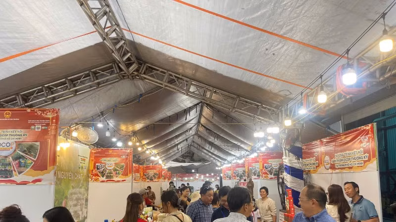 Hội chợ với quy mô gần 80 gian hàng giới thiệu hơn 200 sản phẩm OCOP tiêu biểu đến từ nhiều địa phương trên cả nước.