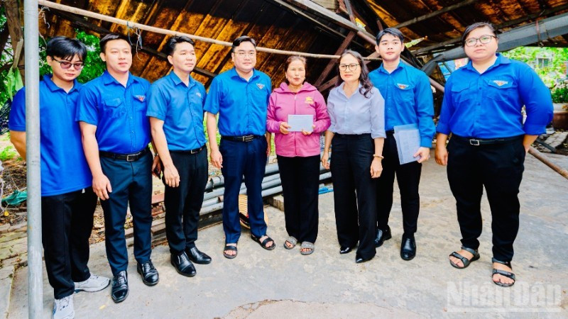 Đồng chí Ngô Minh Hải, Thành ủy viên, Phó chủ tịch Ủy ban Mặt trận Tổ quốc Việt Nam Thành phố Hồ Chí Minh và đoàn công tác thăm hỏi gia đình bị ảnh hưởng bởi bão số 3.