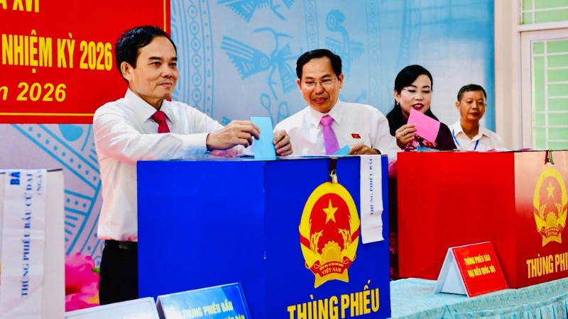 Ủy viên Bộ Chính trị, Bí thư Thành ủy Thành phố Hồ Chí Minh Trần Lưu Quang bỏ phiếu bầu cử sáng 15/3. (Ảnh: THẾ ANH)