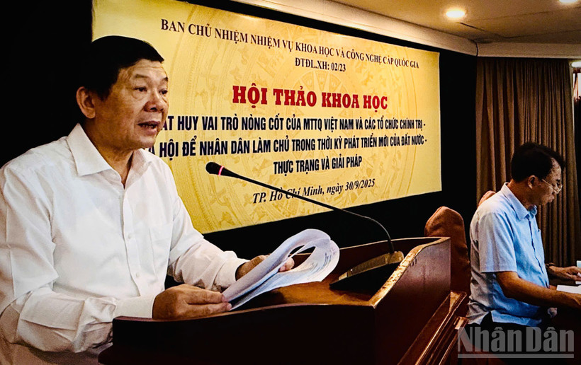 Tiến sĩ Nguyễn Hữu Dũng, Nguyên Phó Chủ tịch Ủy ban Trung ương Mặt trận Tổ quốc Việt Nam, Chủ nhiệm Đề tài phát biểu tại hội thảo.