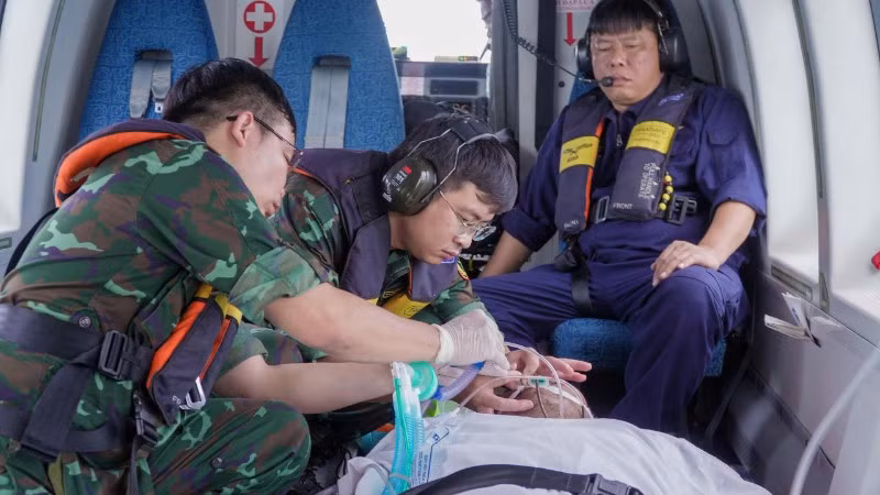 Bệnh nhân được đưa về Bệnh viện Quân y 175 bằng trực thăng để tiếp tục điều trị kịp thời.