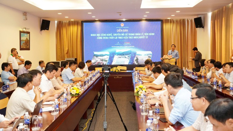 Toàn cảnh diễn đàn.